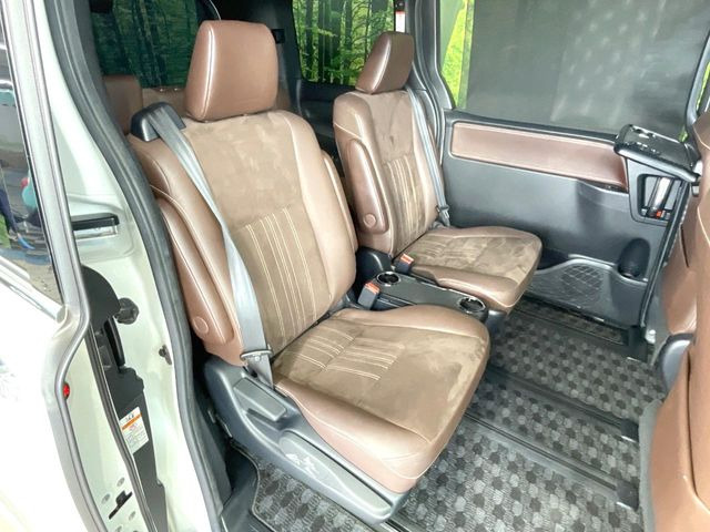 後部座席も気になるようなキズ・汚れやへたり等、大きなダメージはなく、良好な状態です。