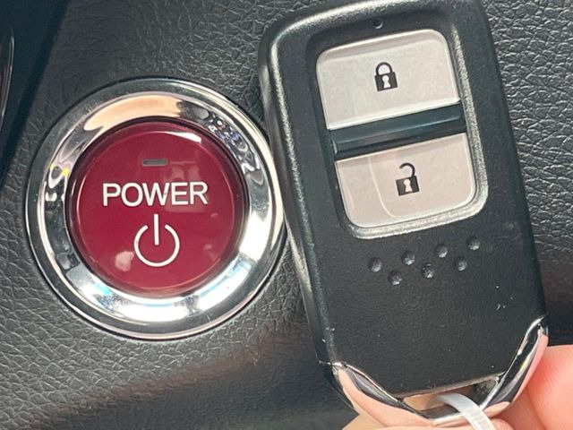 �yHonda�X�}�[�g�L�[�z�J�o����|�P�b�g�ɓ��ꂽ�܂܂ł��h�A�̎{���E�������\�ȃX�}�[�g�L�[�𑕔��B�G���W���̃I���E�I�t�����J�M�����o���K�v����������Ƃ��Ă��֗��ł���