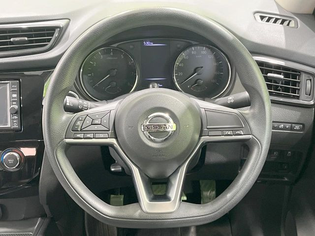 �C���e���A�ɍ��킹���f�U�C���̃X�e�A�����O�́A�^�]�������̂��Ƃ��l���A�^�]���₷���`��A�傫���ł��B�����x�A���ۂɐG���Ă��m���߂��������B