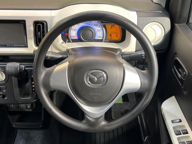 �C���e���A�ɍ��킹���f�U�C���̃X�e�A�����O�́A�^�]�������̂��Ƃ��l���A�^�]���₷���`��A�傫���ł��B�����x�A���ۂɐG���Ă��m���߂��������B