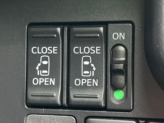 【両側パワースライドドア】スマートキーや運転席のスイッチで後席両側スライドドアの開閉が可能♪電動だから力を入れてドアを開ける必要が無く、小さなお子様でも簡単に開け閉めでき快適です♪
