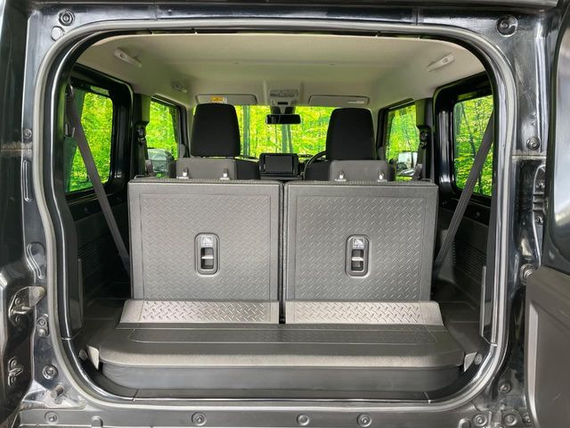 積み下ろしのしやすいデッキにはたっぷりと荷物を積み込んでいただけます。遊びから仕事まで、様々なシーンで頼れます♪