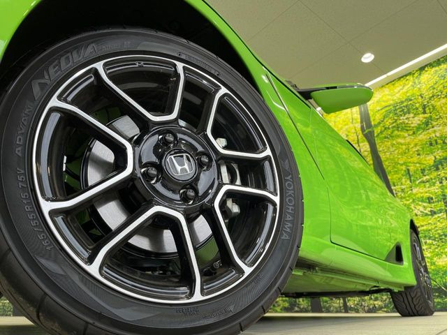 �y����16�C���`�A���~�z�C�[���z�O�ςɃ}�b�`���������A���~�z�C�[���𑕒����Ă���܂��B�e��ЊO�A���~�z�C�[����A�X�^�b�h���X�^�C�����戵�����Ă���܂��B���񂲑��k����������