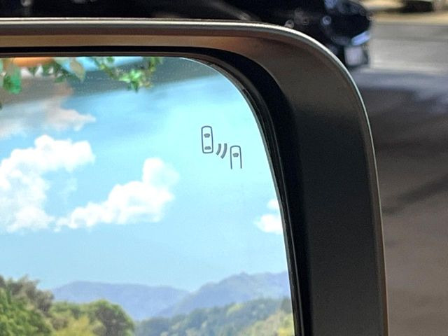 【ブラインドスポットワーニング】走行中、ドアミラーの死角になりやすい箇所に後続車が接近するとサイドミラー付近に警告を表示、ドライバーに注意喚起をしてくれます。