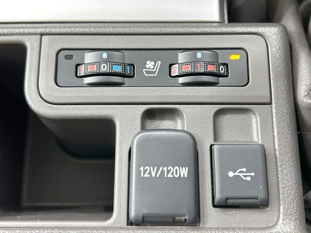 【シートベンチレーション】夏場は涼しい風でお尻や背中の熱やムレを防ぎ、冬はエアコンよりも早く温まってポカポカに!季節を問わず快適に過ごせます。