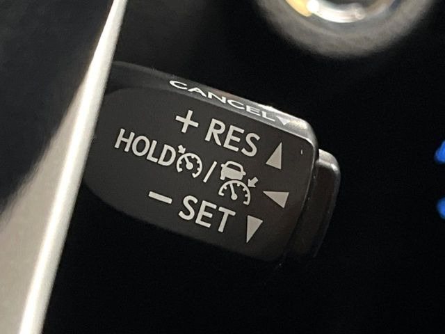 【レーダークルーズコントロール】高速道路での長距離走行が楽に!!自動で速度を保つクルーズコントロールが、衝突軽減システムと連携し、前方の車両を感知して車間を保つように速度調節してくれます!!