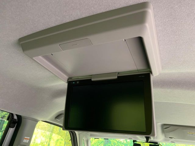 【フリップダウンモニター】大画面モニターで後席でもエンタメをお楽しみいただけます。小さなお子様にも大人気の装備です♪