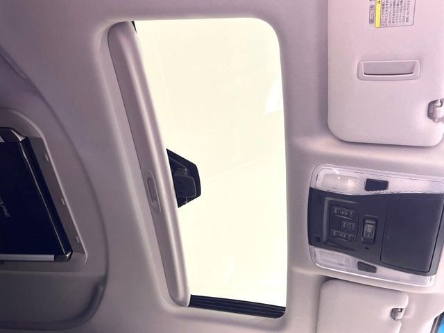 【サンルーフ】開放感たっぷりの希少装備、サンルーフが装着されています!車内に明かりを取り入れたり景色を楽しむ以外にも、車内の空気も簡単に換気できて快適です!