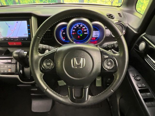 �y�����v�����X�e�A�����O�z�㎿�Ȋv���g�p���邱�ƂŁA��ɂ����������݂ƂĂ��^�]���₷���n���h���ł���