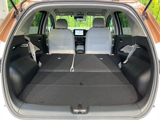 ���i�̂���������ʋ΁A���}���ɏ\���ȉ׎��X�y�[�X���m�ۂ��Ă���܂��B�Z�J���h�V�[�g��|���ƁA�傫�ȉו��̐ύڂ��\�ł���