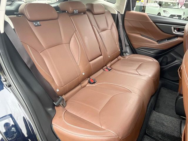 後部座席も気になるようなキズ・汚れやへたり等、大きなダメージはなく、良好な状態です。