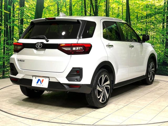 高透明度のガラス皮膜で撥水はもちろん、上質なツヤ・光沢を実現。紫外線や酸性雨から大切な愛車を保護し、色あせ・劣化を防止。「弾スプラッシュコート」、「弾プリミッサコート」からお選びいただけます。