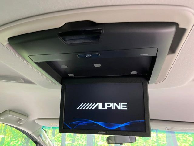 【フリップダウンモニター】大画面モニターで後席でもエンタメをお楽しみいただけます。小さなお子様にも大人気の装備です♪