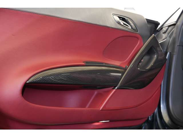 �����ɂ������ɃJ�[�{���p�[�c����荞�܂�A���O���Ƃ��ɃX�|�[�e�B�Ȉ�ۂ�����܂��B