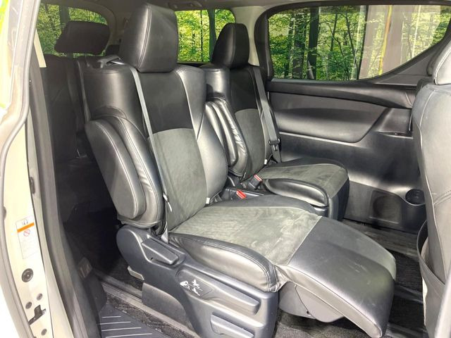 後部座席も気になるようなキズ・汚れやへたり等、大きなダメージはなく、良好な状態です。
