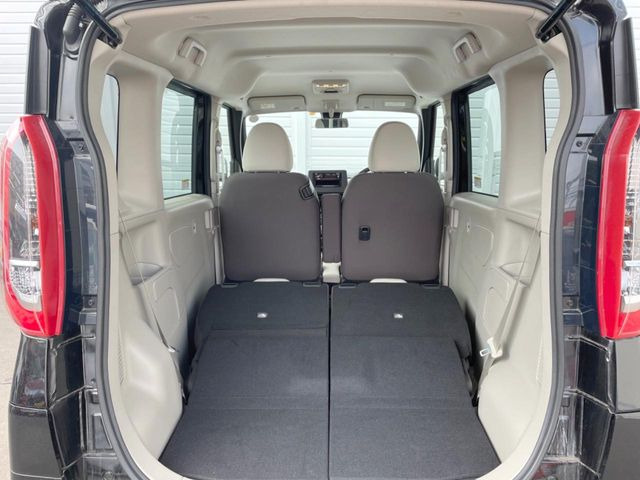 ���i�̂���������ʋ΁A���}���ɏ\���ȉ׎��X�y�[�X���m�ۂ��Ă���܂��B�Z�J���h�V�[�g��|���ƁA�傫�ȉו��̐ύڂ��\�ł���