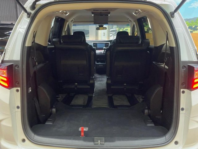 ���i�̂���������ʋ΁A���}���ɏ\���ȉ׎��X�y�[�X���m�ۂ��Ă���܂��B�Z�J���h�V�[�g��|���ƁA�傫�ȉו��̐ύڂ��\�ł���