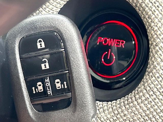 �yHonda�X�}�[�g�L�[�z�J�o����|�P�b�g�ɓ��ꂽ�܂܂ł��h�A�̎{���E�������\�ȃX�}�[�g�L�[�𑕔��B�G���W���̃I���E�I�t�����J�M�����o���K�v����������Ƃ��Ă��֗��ł���