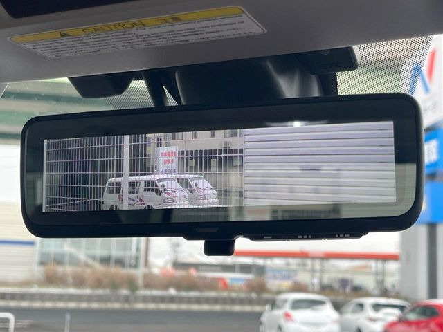 【スマートリヤビューミラー】後席の大きな荷物や同乗者で後方が確認しづらい時でも安心!カメラが撮影した車両後方の映像をルームミラー内に表示。クリアな視界で状況の確認が可能です!