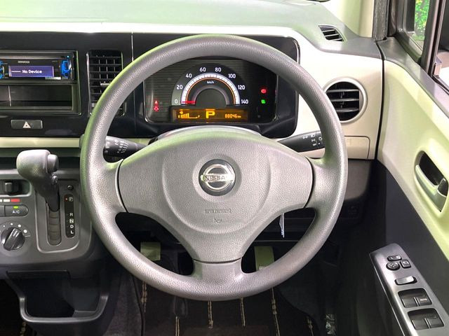 �C���e���A�ɍ��킹���f�U�C���̃X�e�A�����O�́A�^�]�������̂��Ƃ��l���A�^�]���₷���`��A�傫���ł��B�����x�A���ۂɐG���Ă��m���߂��������B