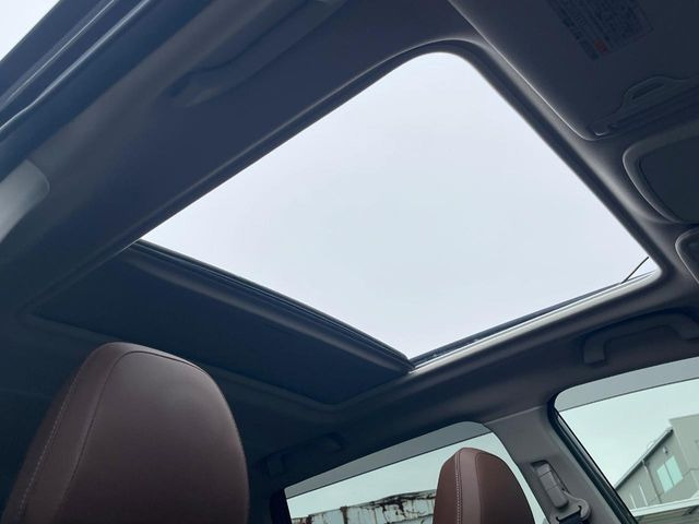 【大型サンルーフ】車内の解放感が一気に上がる大型のパノラマルーフ!季節を問わず開放的で快適なドライブをお楽しみいただけます。流通量も少なく希少価値の高い人気の装備です♪