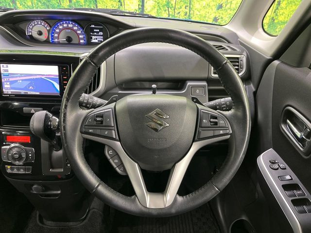 �C���e���A�ɍ��킹���f�U�C���̃X�e�A�����O�́A�^�]�������̂��Ƃ��l���A�^�]���₷���`��A�傫���ł��B�����x�A���ۂɐG���Ă��m���߂��������B