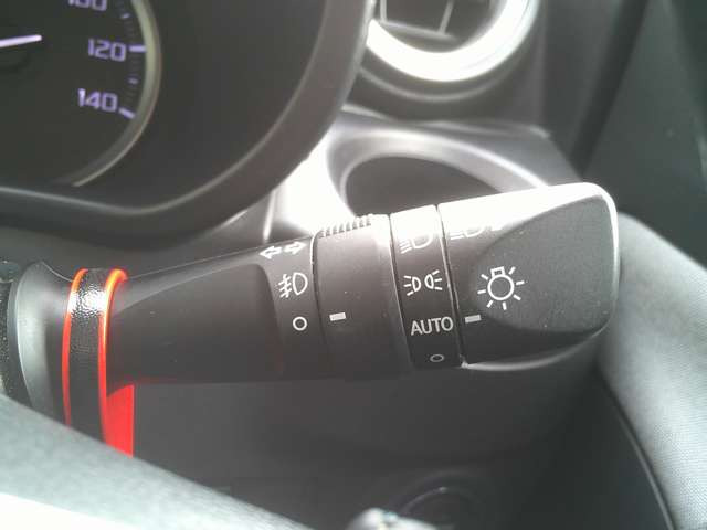 オートライトシステム!周囲の明るさを感知して自動でライト点灯!トンネルなどで便利です!