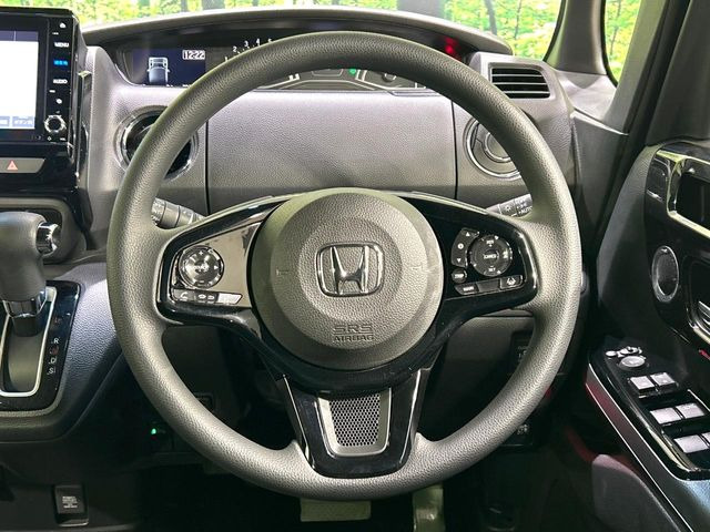 �C���e���A�ɍ��킹���f�U�C���̃X�e�A�����O�́A�^�]�������̂��Ƃ��l���A�^�]���₷���`��A�傫���ł��B�����x�A���ۂɐG���Ă��m���߂��������B