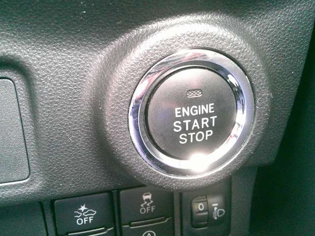 ★プッシュスタートシステム★エンジンスタートは最近はやりのプッシュスタート!鍵を車内に持ち込めばシリンダーに差し込まなくともボタン1つでエンジンがかかる★
