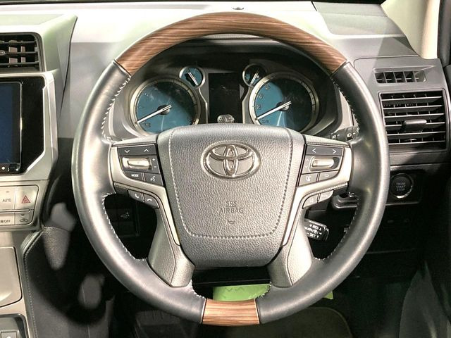 【ウッドコンビステアリング】高級感ある木目調パーツを採用した手に良く馴染むコンビハンドル。運転席廻りの雰囲気も一気に豪華になります!