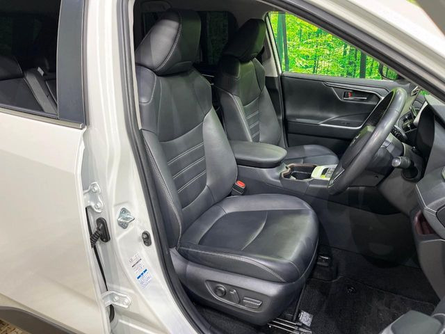 【メモリー機能付きパワーシート】ドライバーごとに設定したシート位置を記憶して、ボタン一つで切り替えできる便利な機能!運転する方が複数名いらっしゃるご家庭におすすめです♪