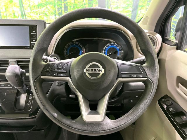 �C���e���A�ɍ��킹���f�U�C���̃X�e�A�����O�́A�^�]�������̂��Ƃ��l���A�^�]���₷���`��A�傫���ł��B�����x�A���ۂɐG���Ă��m���߂��������B