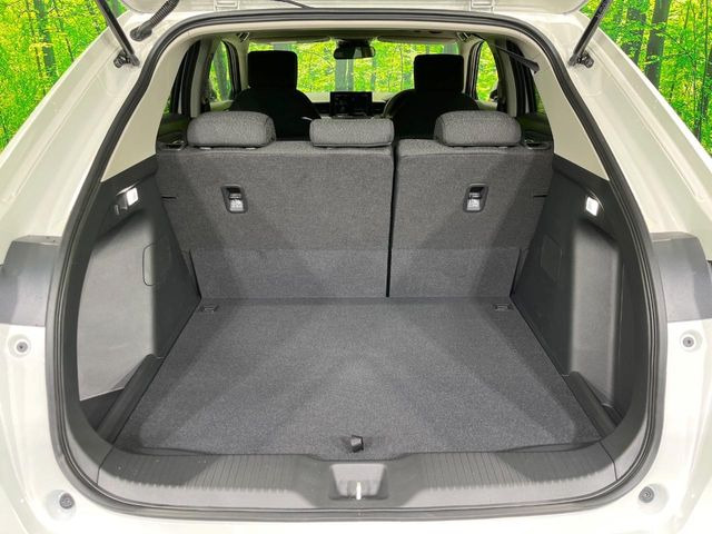 ���i�̂���������ʋ΁A���}���ɏ\���ȉ׎��X�y�[�X���m�ۂ��Ă���܂��B�Z�J���h�V�[�g��|���ƁA�傫�ȉו��̐ύڂ��\�ł���