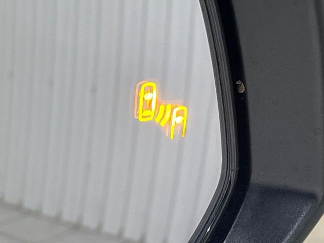 【ブラインドスポットモニター】走行中、ドアミラーの死角になりやすい箇所に後続車が接近するとサイドミラーのレンズに警告を表示!ドライバーに注意喚起をしてくれます。