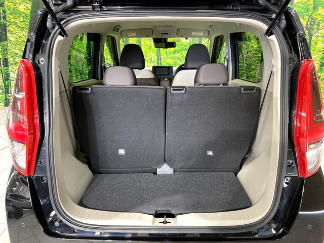 ���i�̂���������ʋ΁A���}���ɏ\���ȉ׎��X�y�[�X���m�ۂ��Ă���܂��B�Z�J���h�V�[�g��|���ƁA�傫�ȉו��̐ύڂ��\�ł���