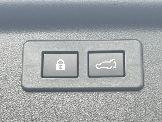 【パワーバックドア】スマートキーや運転席のボタンを押すだけでリアゲートが自動で開閉します!荷物を持っている時や、高い位置にあるバックドアを閉める際に便利な機能です♪