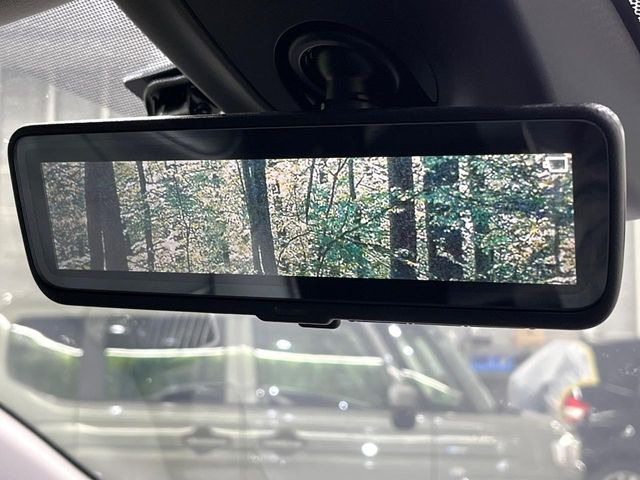 【デジタルインナーミラー】後席の大きな荷物や同乗者で後方が確認しづらい時でも安心!カメラが撮影した車両後方の映像をルームミラー内に表示。クリアな視界で状況の確認が可能です!