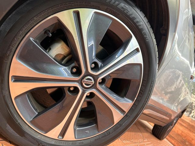 �y����17�C���`�A���~�z�C�[���z�O�ςɃ}�b�`���������A���~�z�C�[���𑕒����Ă���܂��B�e��ЊO�A���~�z�C�[����A�X�^�b�h���X�^�C�����戵�����Ă���܂��B���񂲑��k����������