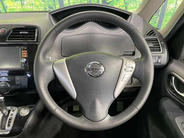 �C���e���A�ɍ��킹���f�U�C���̃X�e�A�����O�́A�^�]�������̂��Ƃ��l���A�^�]���₷���`��A�傫���ł��B�����x�A���ۂɐG���Ă��m���߂��������B