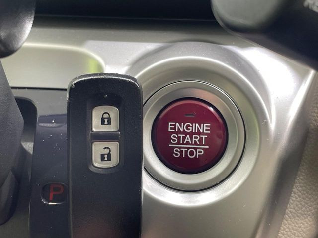 �yHonda�X�}�[�g�L�[�z�J�o����|�P�b�g�ɓ��ꂽ�܂܂ł��h�A�̎{���E�������\�ȃX�}�[�g�L�[�𑕔��B�G���W���̃I���E�I�t�����J�M�����o���K�v����������Ƃ��Ă��֗��ł���