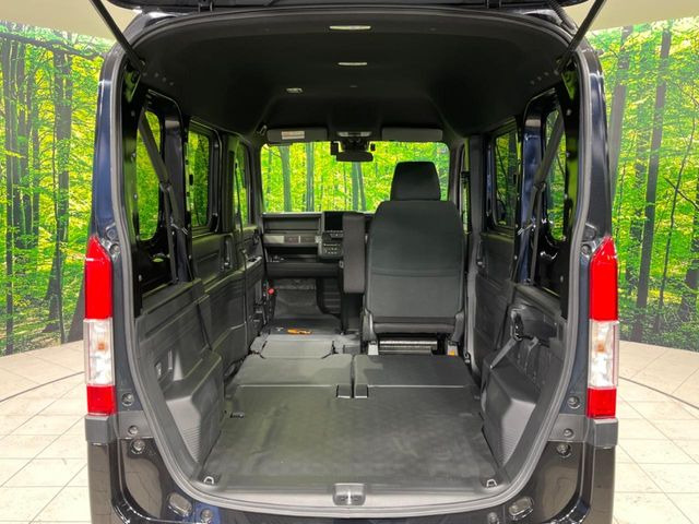 ���i�̂���������ʋ΁A���}���ɏ\���ȉ׎��X�y�[�X���m�ۂ��Ă���܂��B�Z�J���h�V�[�g��|���ƁA�傫�ȉו��̐ύڂ��\�ł���