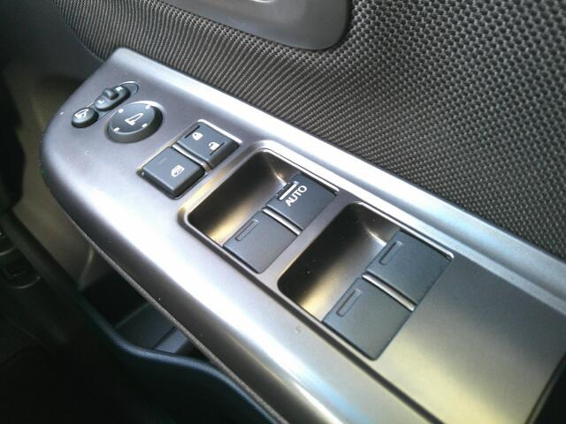 �p���[�E�B���h�E�͉^�]�Ȃ̃X�C�b�`�̂݃I�[�g�@�\����������Ă���܂��B�E�B���h�E���b�N����������Ă���̂ŁA���q�l�ƈꏏ�̎������S�ł��ˁB