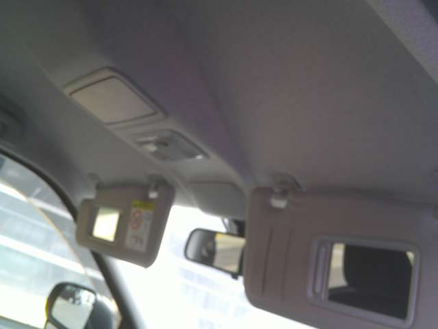 女性の方は必見!運転席と助手席のサンバイザー裏にバニティミラーが付いてます!身だしなみチェックに役立ちます。