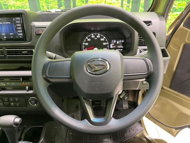 �C���e���A�ɍ��킹���f�U�C���̃X�e�A�����O�́A�^�]�������̂��Ƃ��l���A�^�]���₷���`��A�傫���ł��B�����x�A���ۂɐG���Ă��m���߂��������B