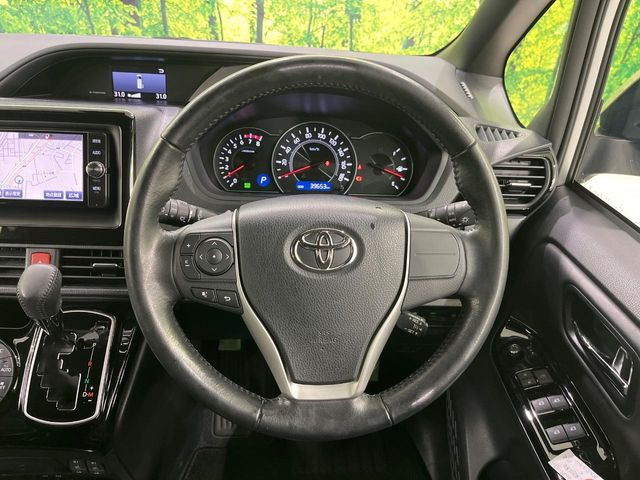 �C���e���A�ɍ��킹���f�U�C���̃X�e�A�����O�́A�^�]�������̂��Ƃ��l���A�^�]���₷���`��A�傫���ł��B�����x�A���ۂɐG���Ă��m���߂��������B