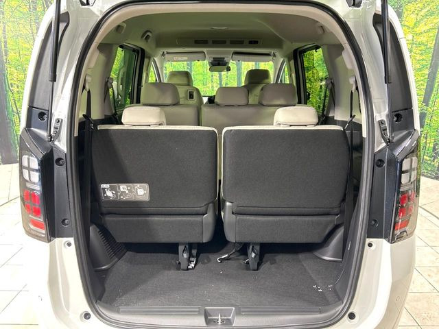 ���i�̂���������ʋ΁A���}���ɏ\���ȉ׎��X�y�[�X���m�ۂ��Ă���܂��B�Z�J���h�V�[�g��|���ƁA�傫�ȉו��̐ύڂ��\�ł���