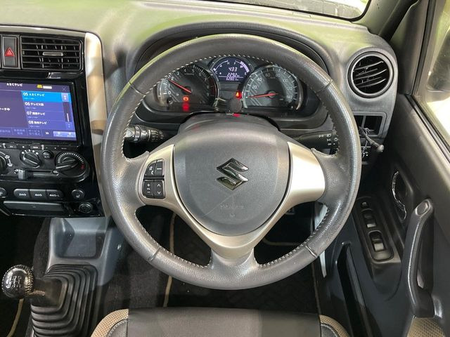 �y�����v�����X�e�A�����O�z�㎿�Ȋv���g�p���邱�ƂŁA��ɂ����������݂ƂĂ��^�]���₷���n���h���ł���