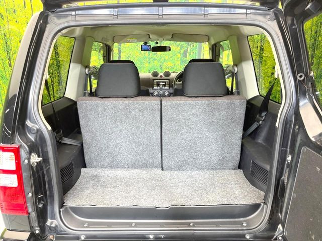 ���i�̂���������ʋ΁A���}���ɏ\���ȉ׎��X�y�[�X���m�ۂ��Ă���܂��B�Z�J���h�V�[�g��|���ƁA�傫�ȉו��̐ύڂ��\�ł���