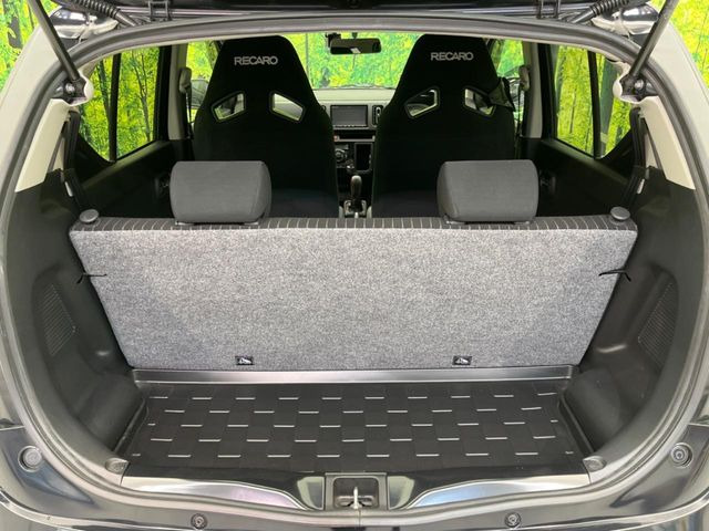 ���i�̂���������ʋ΁A���}���ɏ\���ȉ׎��X�y�[�X���m�ۂ��Ă���܂��B�Z�J���h�V�[�g��|���ƁA�傫�ȉו��̐ύڂ��\�ł���