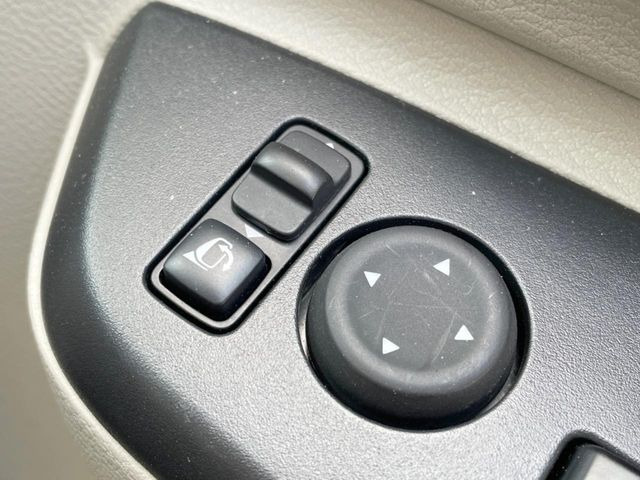 �y�d���i�[�~���[�z�T�C�h�~���[�͓d���i�[���ƂȂ��Ă���A�������ԏ�ł��L�Y�������X�N��}�����܂��B